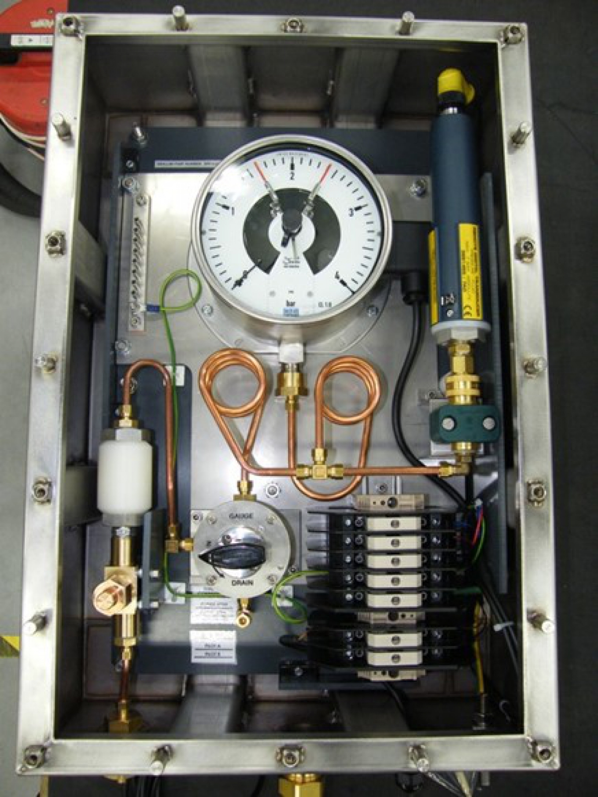 Hydraulic purge and drain gauge cabinet